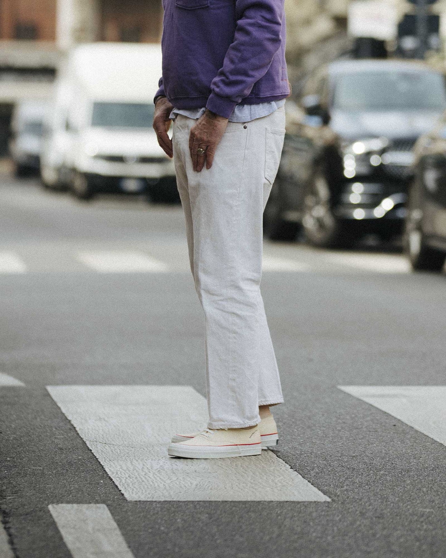 REDONDO CANVAS WHITE RED LINE