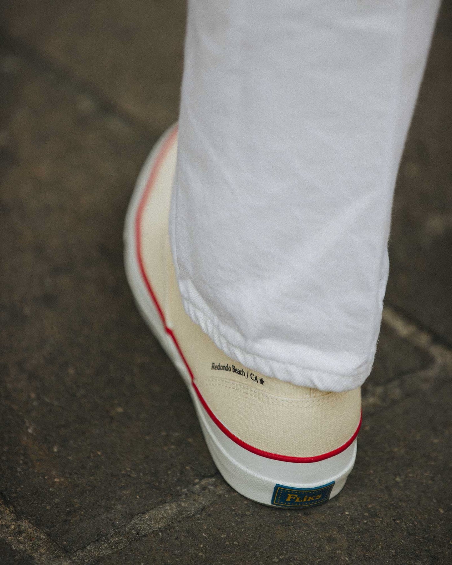 REDONDO CANVAS WHITE RED LINE